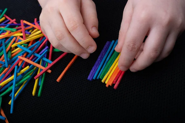 Παιδί που παίζει με χρωματιστά ξύλινα ραβδιά για δημιουργικότητα — Φωτογραφία Αρχείου