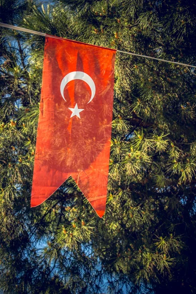 Bandera nacional turca en una cadena a la vista — Foto de Stock