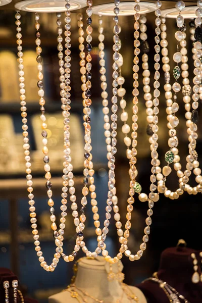 Collier bijoux en pierres précieuses colorées Images De Stock Libres De Droits