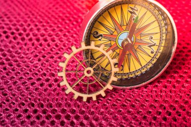 Mühendislik kavramı olarak çarklar ve pusula.