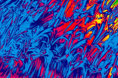 Renkli arkaplan boyunca karalamalar