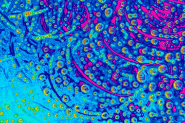 Renkli arka plan üzerinde hava kabarcıklar makro çekim