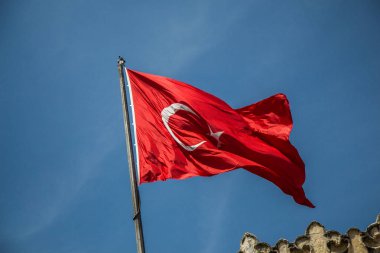 Gökyüzünde beyaz yıldız ve ay olan Türk ulusal bayrağı