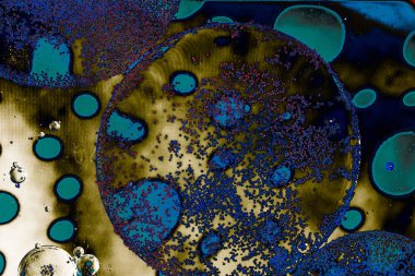 Renkli arka plan üzerinde yağ kabarcıkları Makro çekim