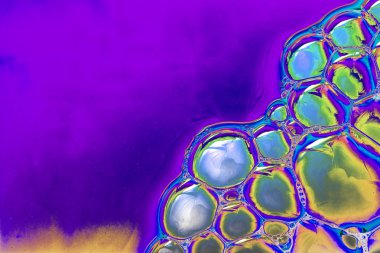 Arka plan olarak su üzerinde renkli su bubles