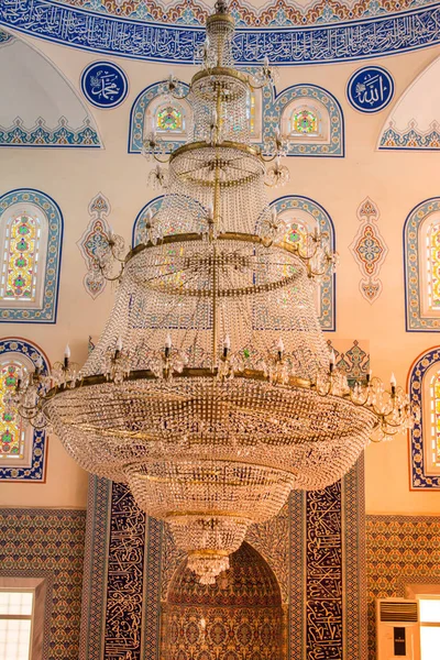 디스플레이에 이스탄불, 터키, 아름 다운 모스크 샹들리 — 스톡 사진