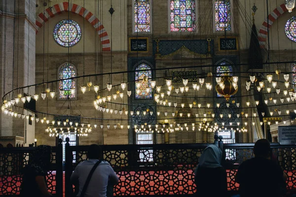大型清真寺圆形吊灯上明亮的灯 — 图库照片