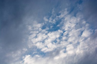 Koyu ve gri bulutlar gökyüzünde