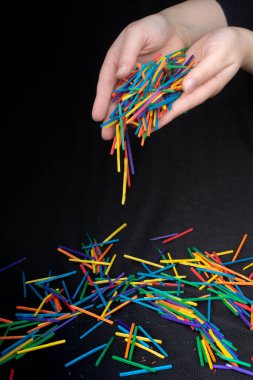 Siyah arka plana renkli tahta çubukların düşmesine izin ver.