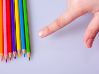 Beyaz arkaplana yerleştirilmiş el ele tutuşan kalemler