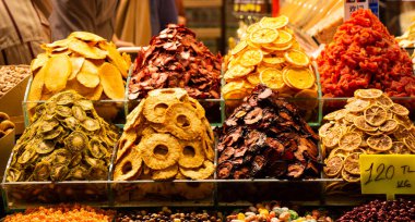 Çarşıda atıştırmalık gibi çeşitli kurutulmuş meyveler