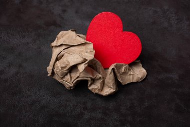 Aşk kartı ve sevgililer günü konsepti için siyah renkte kırmızı kalp.