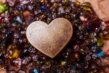 Aşk kartı ve sevgililer günü konsepti için kağıt üzerinde Retro metal kalp