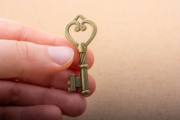 手握复古金属钥匙作为爱情和情人节的概念 — 图库照片