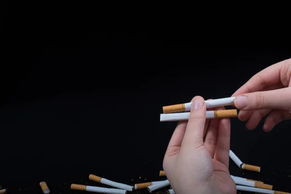 Mão Está Segurando Cigarros Fundo Preto — Fotografia de Stock