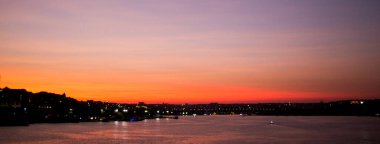 Gökyüzünde renkli ve hafif bulutlar bulundu.