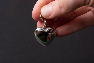 Aşk kartı ve sevgililer günü konsepti için siyah renk üzerine metal kalp simgesi