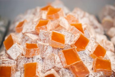 Geleneksel Türk Lokum şekeri ile kaplanmış yumuşak şekerler