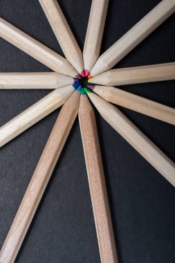 Renkli kalem çeşitleri var. Renkli Kalemler fr Çizim