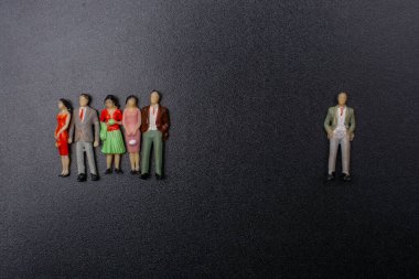 Minyatür insanlar Covid 19 enfeksiyonunu azaltmak için ayrı kalıyorlar. Sağlık hizmetleri kavramı