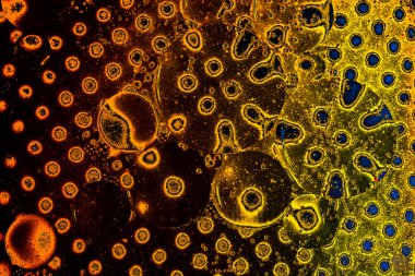 Su tabanında yağ kabarcıkları oluşmuş.