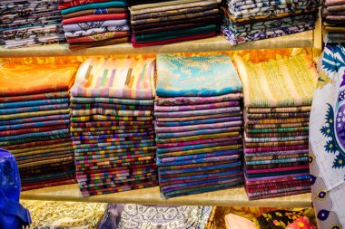 Türkçe geleneksel nakış işlemeli kadın eşarbı