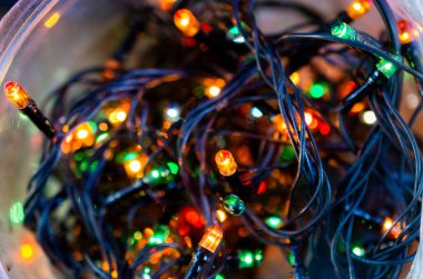 Renkli Noel ışıkları ve parti ışıkları
