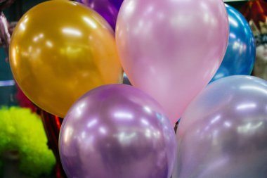 Açık hava partisi için bir sürü renkli balon.