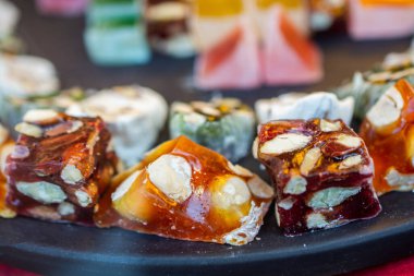 Geleneksel Türk Lokum şekeri ile kaplanmış yumuşak şekerler