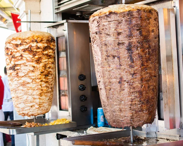 Geleneksel Türk yemeği Doner Kebap. Tükürük kebap kebabı shawarma