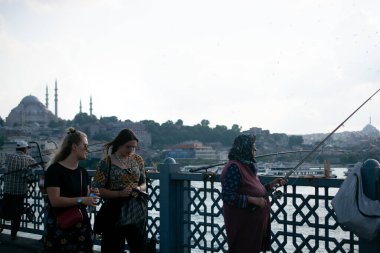 Galata Köprüsü 'nde balık tutan yaşlı kadın Golden Horn' un en sevdiği yer.