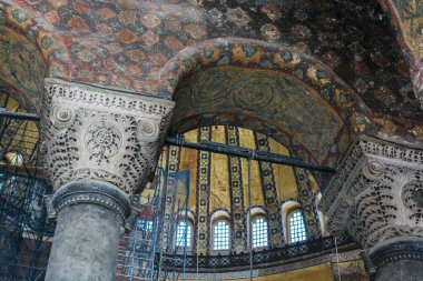 Ayasofya 'nın içi güzel işlenmiş sütunlar ve kemerler.
