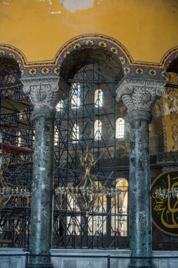 Ayasofya 'nın içi güzel işlenmiş sütunlar ve kemerler.