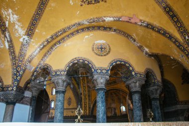 Ayasofya 'nın içi güzel işlenmiş sütunlar ve kemerler.