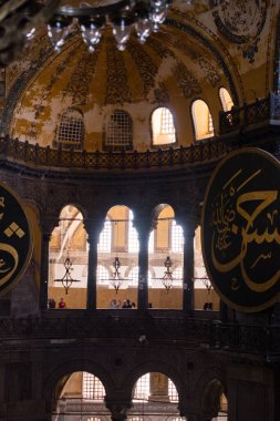 Ayasofya 'nın içi güzel işlenmiş sütunlar ve kemerler.