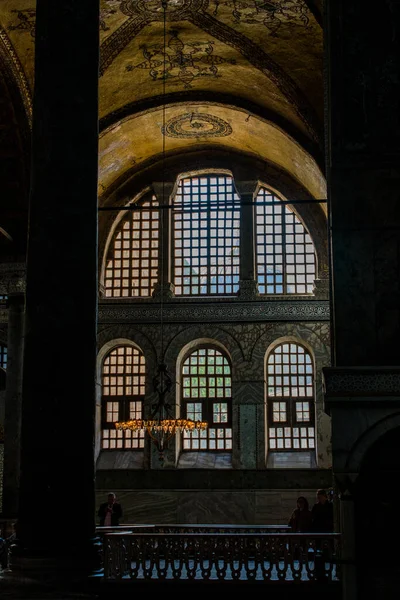 Ayasofya 'nın içi güzel işlenmiş sütunlar ve kemerler.