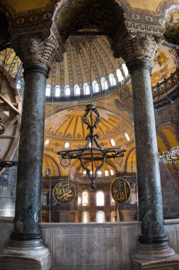 Ayasofya 'nın içi güzel işlenmiş sütunlar ve kemerler.
