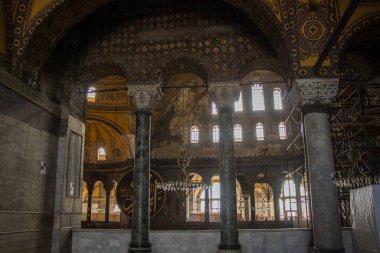 Ayasofya 'nın içi güzel işlenmiş sütunlar ve kemerler.