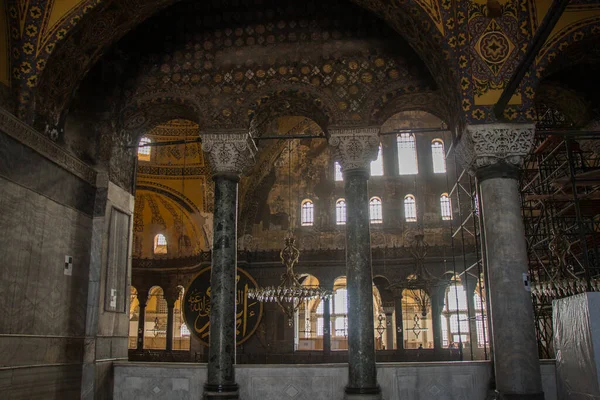 Ayasofya 'nın içi güzel işlenmiş sütunlar ve kemerler.