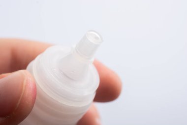 Beyaz arka planda beyaz, boş bir şişe var.