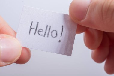 Beyaz arka planda Hello yazısıyla el ele tutuşma defteri.