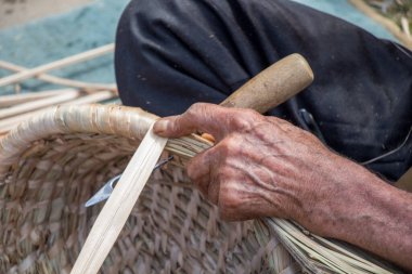 Geleneksel el yapımı hasır çöp sepeti..