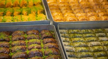 Geleneksel Türk tatlıları İstanbul Türkiye 'den tepside