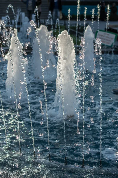 Las Fuentes Que Brotan Agua Con Gas Una Piscina Parque — Foto de Stock