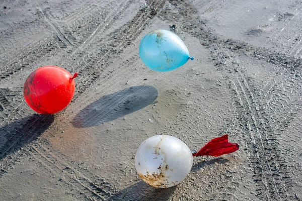 Kleurrijke Ballonnen Grond Bedekt Met Modder — Stockfoto