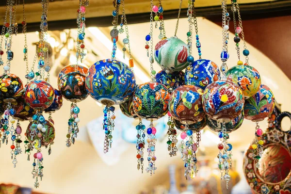 Bunte Türkische Keramikkugeln Als Souvenirs Auf Dem Wochenmarkt — Stockfoto