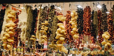 Türk marketinde kurutulmuş patlıcan, biber ve sebze asılı.