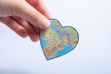 kalp şeklinde Afrika haritalı nesne elinde sevgililer günü konsepti olarak