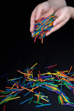 Siyah arka plana renkli tahta çubukların düşmesine izin ver.