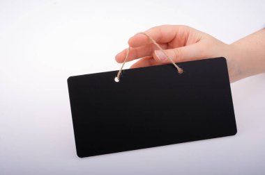 Beyaz zemin üzerinde dikdörtgen şekilli siyah uyarı tahtası